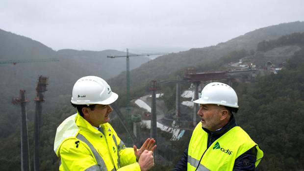 El delegado del Gobierno, Javier Losada (d), y eld irector general de Construcción de Adif, Juan Pablo Villanueva, visitan las obras del AVE en Orense