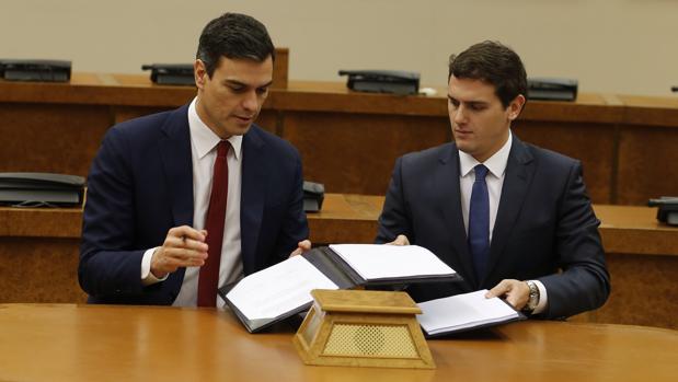 Pedro Sánchez y Albert Rivera, firmando el acuerdo de la investidura fallida en febrero de 2016