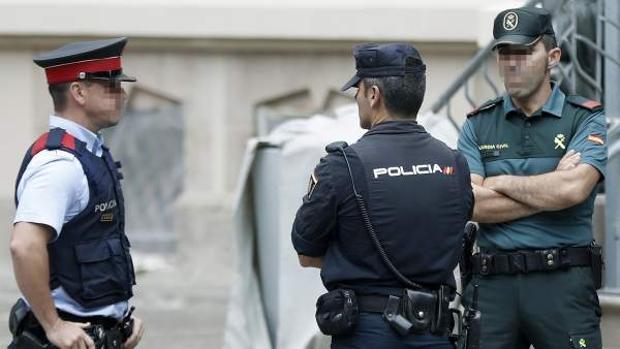 Agentes de los Mossos, el CNP y la Guardia Civil