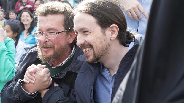 Pablo Iglesias, junto a su padre, Francisco Javier Iglesias, en un acto electoral en 2015 en Zamora
