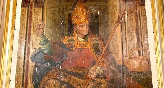 En la pintura se ve a San Julián vestido pontifical y en actitud sedente, mientras bendice con su mano derecha, en la que aparecen dos anillos, igual que en la izquierda, y sustenta, además, el báculo del que pende un sudario de tejido transparente.