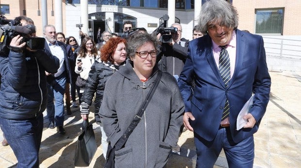 Mónica Cerdá y Alberto Ganga, a la salida de los juzgados de Getafe