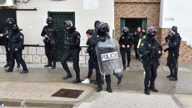 Varios agentes participantes en la operación de hoy contra la droga en el Campo de Gibraltar