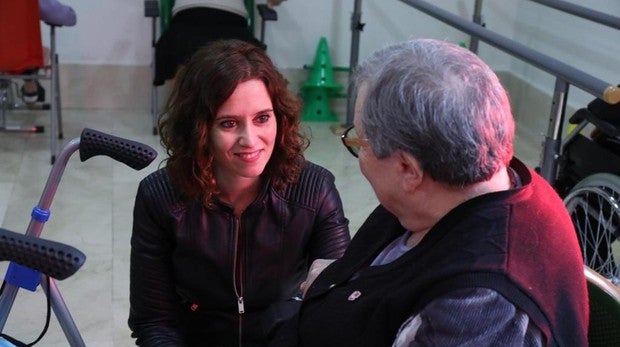 Isabel Díaz Ayuso, durante su visita a una residencia de mayores de Sevilla la Nueva
