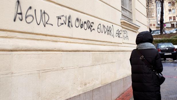 Pintadas en la sede del Centro Memorial de Vitoria