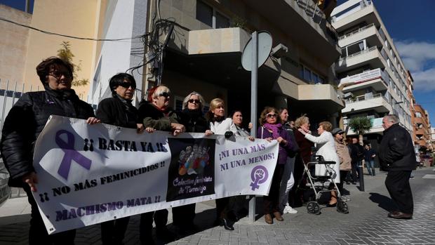 Numerosos vecinos de Torrevieja y toda la corporación municipal guardan un minuto de silencio por la agresión sufrida ayer por una mujer septuagenaria a manos de su pareja