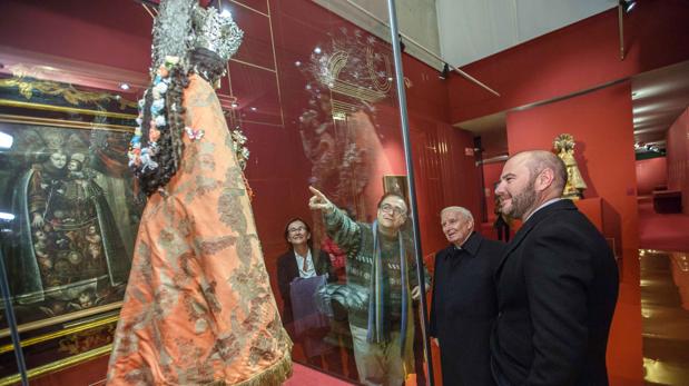 El arzobispo en una visita a la Basílica con la Mare de Deu dels Desamparats