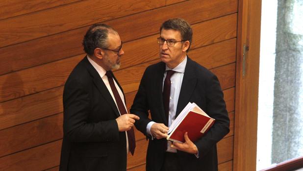 El presidente de la Xunta, Alberto Núñez Feijóo, conversa con un ujier del Parlamento