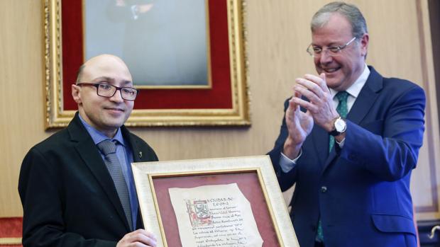 El alcalde de León, Antonio Silván, preside el acto de reconocimiento al actor leonés Jesús Vidal Navarro, Premio Goya al Actor Revelación por su papel en la película «Campeones»
