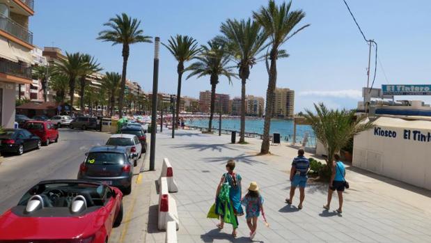 Turistas paseando por la playa del Cura en Torrevieja