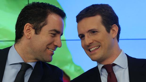El presidente del PP, Pablo Casado (dcha), junto a Teodoro García Ejea