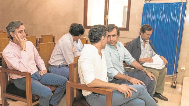 Los hermanos Ruiz-Mateos (de dcha. a izda., primera fila) Zoilo, José María y Álvaro; (de dcha. a izda. segunda fila) Javier, Pablo y Alfonso