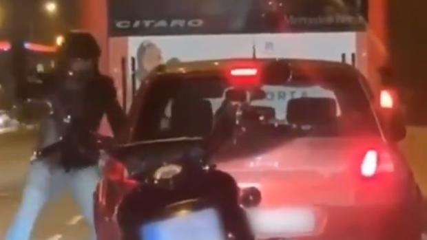 Detalle del motorista agrediendo al otro conductor