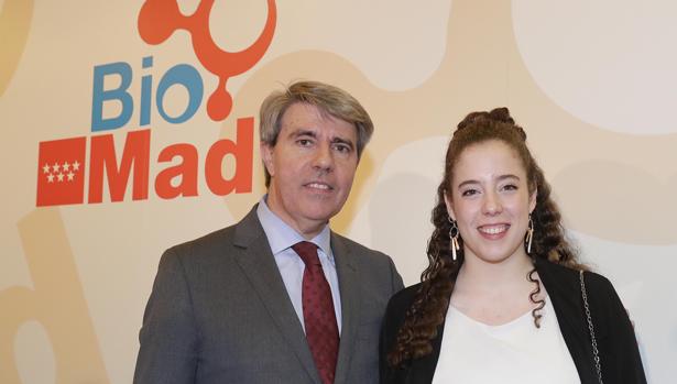 Ángel Garrido, con Isabel Pérez, estudiante de Medicina que recibió 5 años atrás un tratamiento de terapia celular
