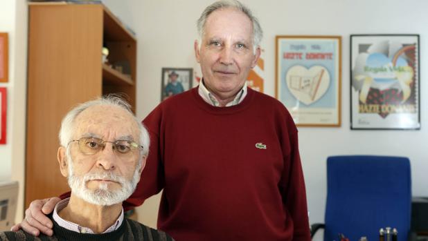 Chema Pindado (izquierda) junto a su amigo José Luis Alonso, posaban en la sede de la Asociación de Trasplantados de Valladolid en 2012