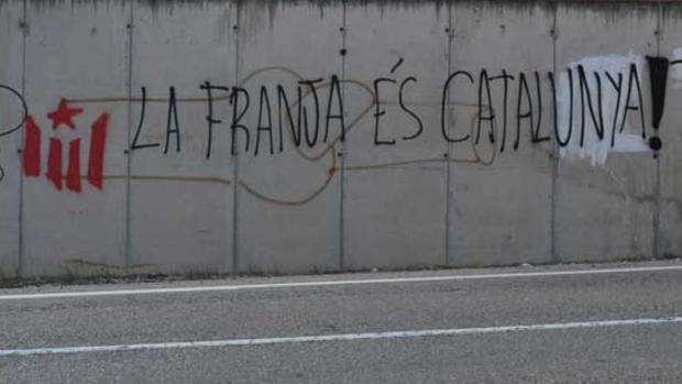 Una de las pintadas independentistas que han aparecido en Aragón, cerca de las señales de tráfico arrancadas