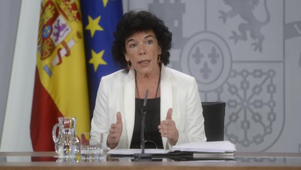 La ministra portavoz y de Educación, Isabel Celaá, durante una rueda de prensa tras el Consejo de Ministros