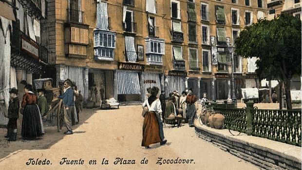 Postal editada en 1903 por «Purger & Co» mostrando una vista de la esquina de la plaza de Zocodover con la calle de Barrio Rey, donde abría sus puertas la taberna regentada por Mauricia Bargueño (Foto, Archivo Municipal de Toledo