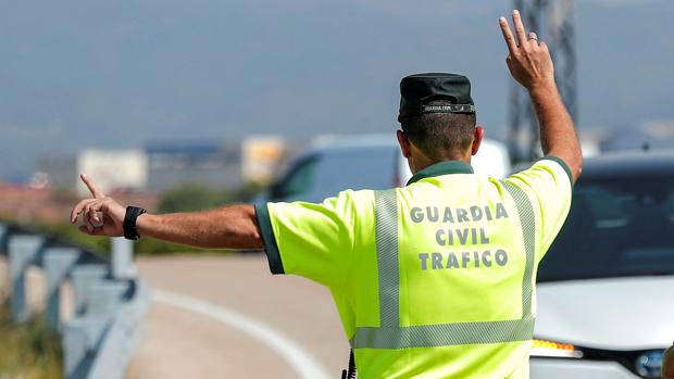 Una patrulla de Tráfico paró a los acusados para multarles y luego comprobaron que eran unos estafadores
