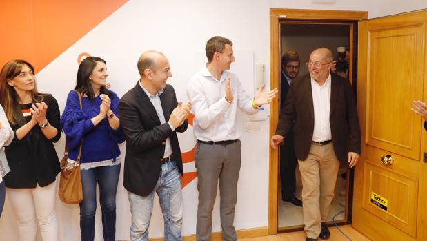 Francisco Igea, ganador de las elecciones primarias de Ciudadanos en Castilla y León , recibido entre aplauisos en la sede del partido