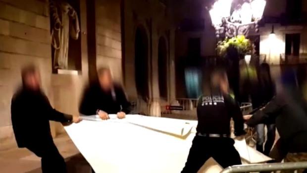 Momentos de tensión tras la retirada de la pancarta