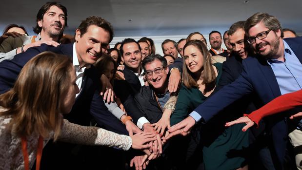 Albert Rivera posa junto a sus candidatos al 28-A y al 26-M