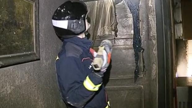 Un bombero, en una de las viviendas más afectadas por el fuego