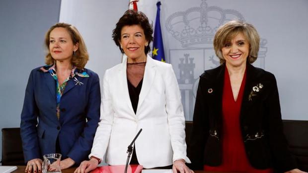 La portavoz del Gobierno, Isabel Celáa, junto a las ministras Calviño (i) y Carcedo (d)