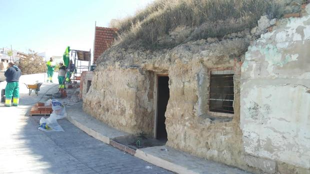 Obras en las fachadas de casas cueva en La Guardia
