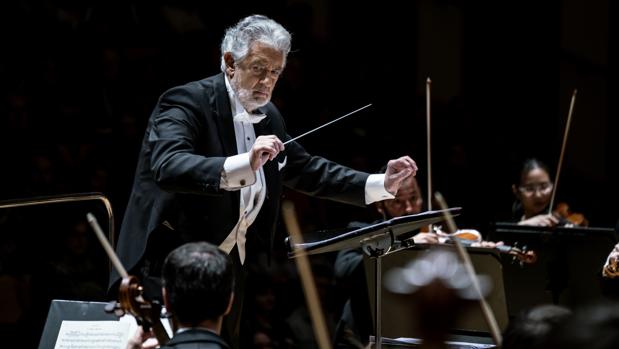 Plácido Domingo, dirigiendo a una orquesta