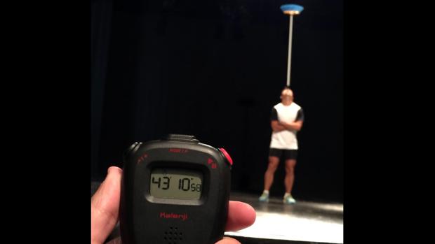 Cristian López, durante la prueba de equilibrio sobre la nariz