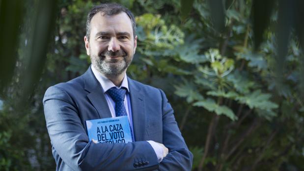 El periodista y colaborador de ABC, José Francisco Serrano Oceja, posa para la entrevista con este diario