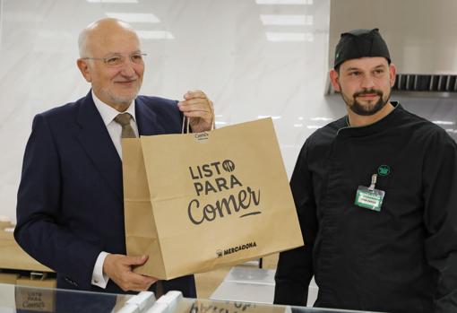 Imagen de Juan Roig junto a un empleado de Mercadona