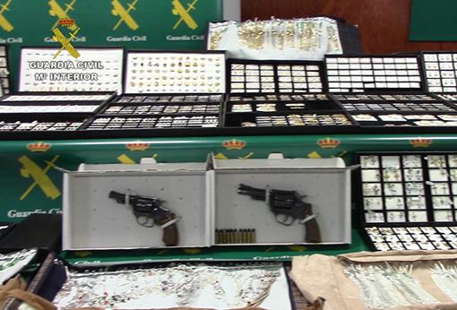 Armas y joyas decomisadas a los detenidos