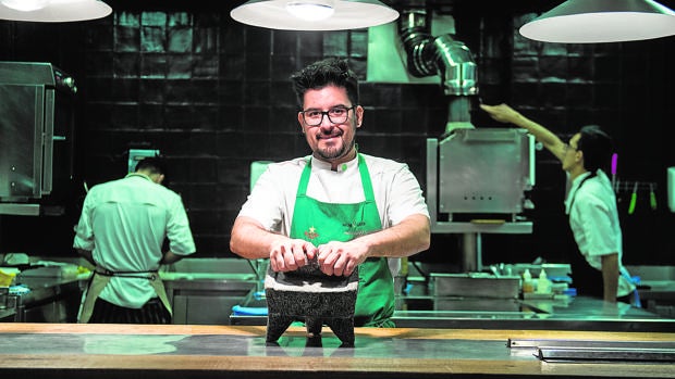 Paco Méndez, en la cocina del Hoja Santa
