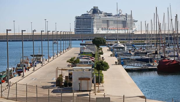 Imagen de arc hivo de un crucero atracado en el puerto de Valencia