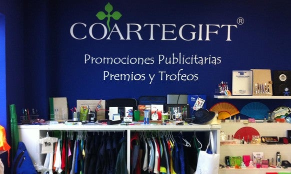 Algunos de los artículos de regalo que vende la empresa toledana Coartegift