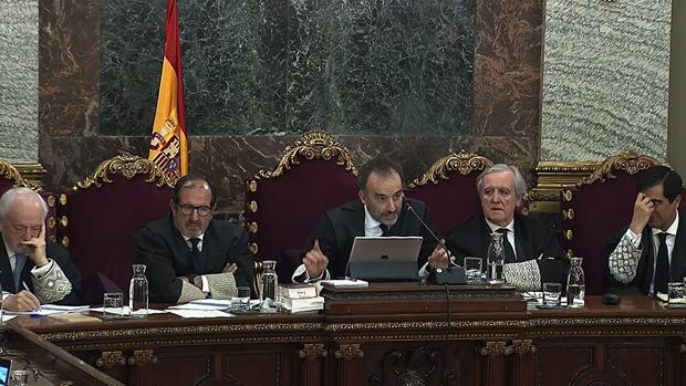 El presidente del tribunal que enjuicia la causa del «procés», Manuel Marchena (c), junto a los magistrados