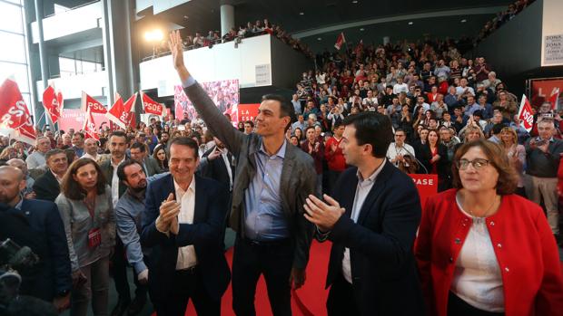 Sánchez, flanqueado por Abel Caballero y su sobrino Gonzalo, ayer en Vigo