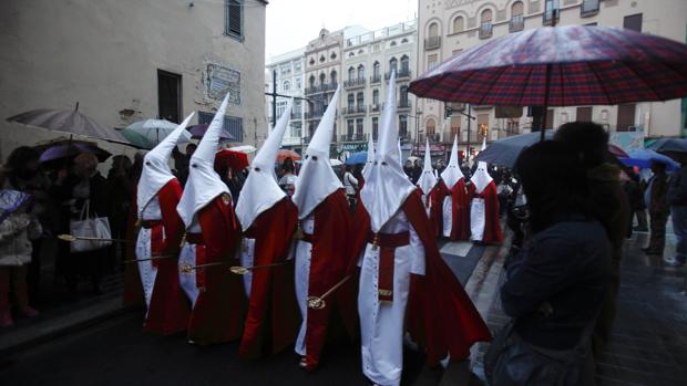 Imagen de uno grupo de cofrades de la Semana Santa Marinera de Valencia