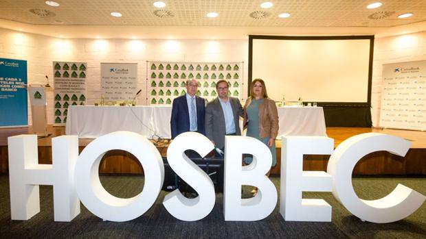 Almodoóbar con Toni Mayor y Nuria Montes, presidente y secretaria general de Hosbec, respectivamente