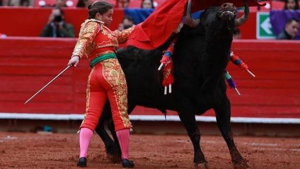 Rocío Morelli, primera mujer en recibir la alternativa de matadora de toros en Colombia.