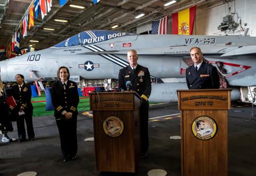 El comandante del portaaviones Lincoln, John FG Wade, y el comandante de la fragata española Méndez Núñez, Antonio González, durante su intervención tras la visita del barco a Palma