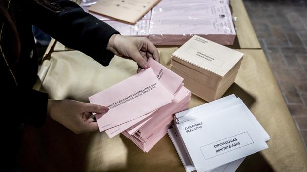 Imagen de los tres tipos de sobres que se econtrarán los electores valencianos el domingo