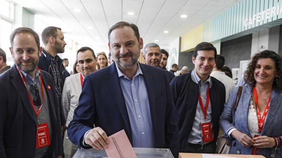José Luis Ábalos, en el momento de depositar su voto en la urna