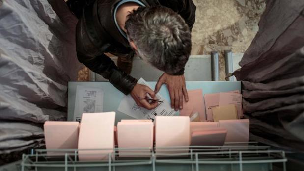 Un elector preparando su voto en un colegio de Valencia, esta domingo