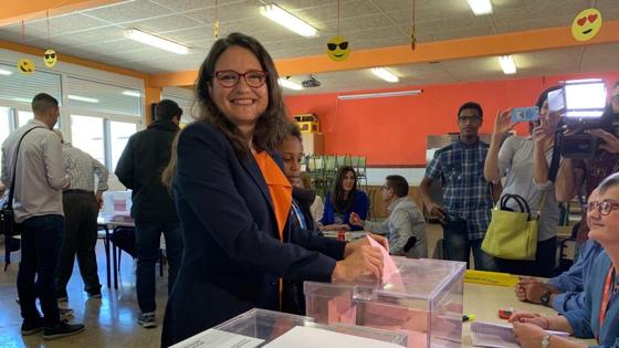Mónica Oltra vota en un colegio en Ribarroja (Valencia)