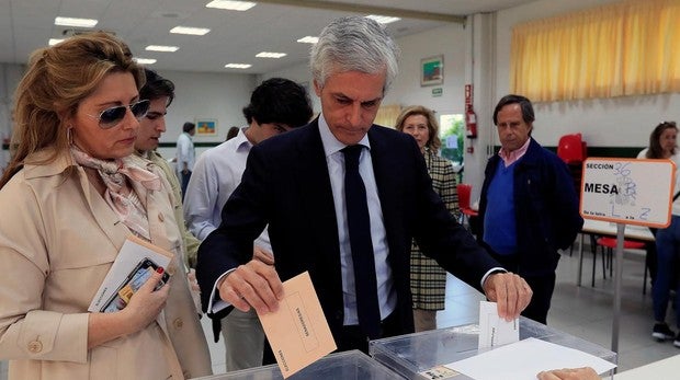 Adolfo Suárez Illana, votando ayer en su colegio electoral, en Madrid