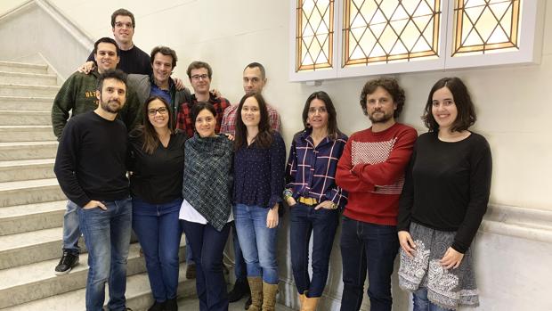 Pablo Menéndez, junto a su grupo de investigación