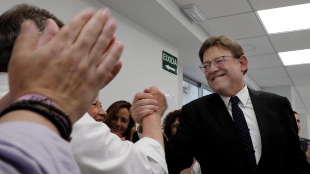 Ximo Puig saludando a compañeros suyos antes de la última reunión de la Ejecutiva del PSPV-PSOE